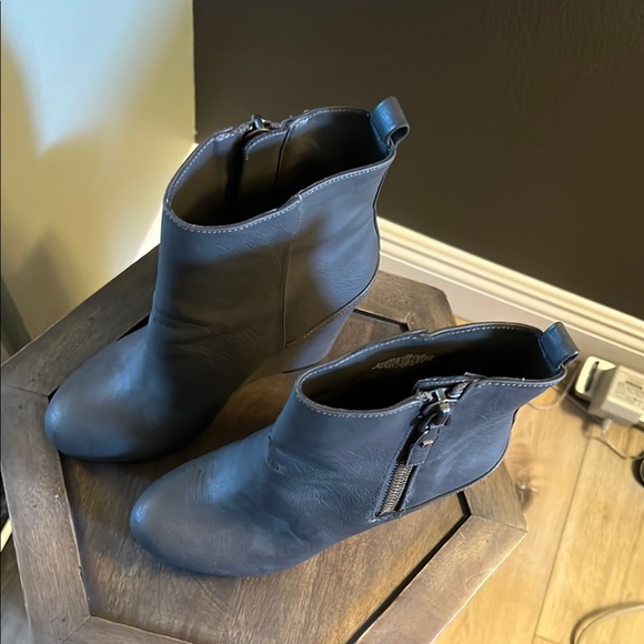 🛑 1 hour sale. Nine West, Size 7, Women's Gray Wedge Ankle Boots - Picture 3 of 9